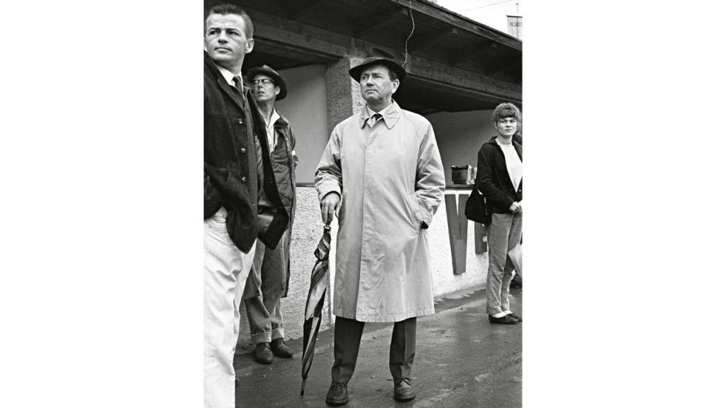 Ferry Porsche (right) became a role model for Hans Mezger. Here he is depicted together with Peter Falk (middle) at the Solitude in 1962