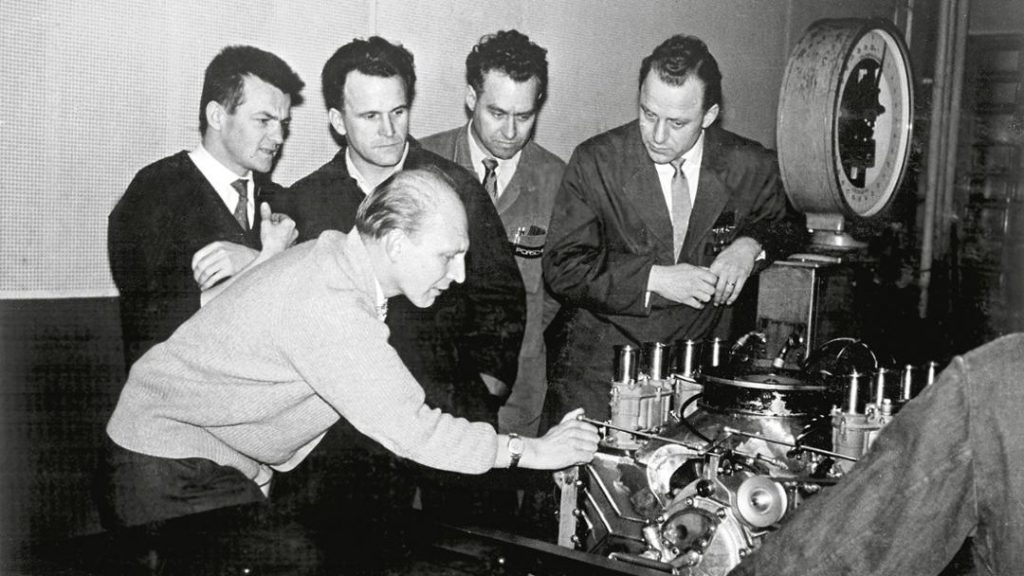 Hans Mezger, (second from left) In 1960 with the first Porsche 753 Formula One engine and his colleagues Hans Hönick (above the engine), Eberhard Storz, Helmut Heim and Rolf Schrag